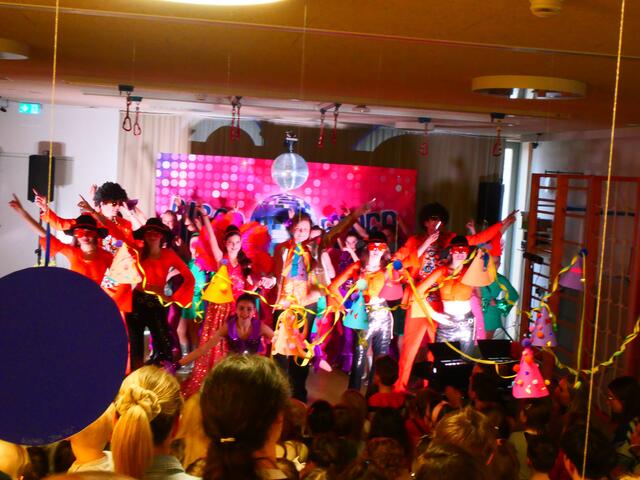 Die Little Magics verbreiten das Discofieber im Kinderhaus  | Foto: Kinderhaus