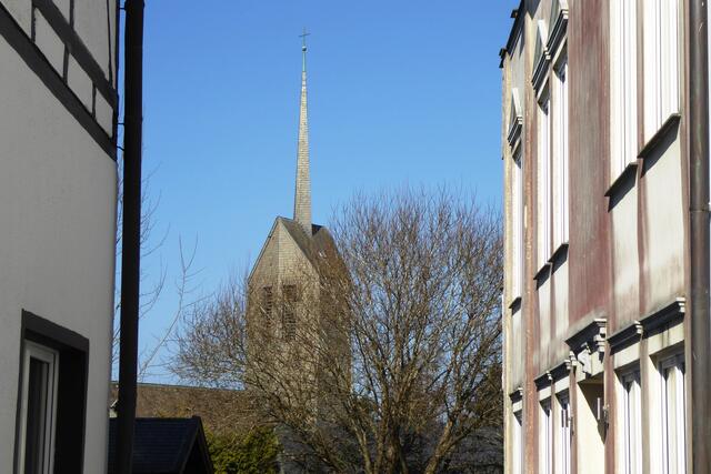 Blick auf die evangelische Kirche in Winterberg aus der Straße „Am Waltenberg“.