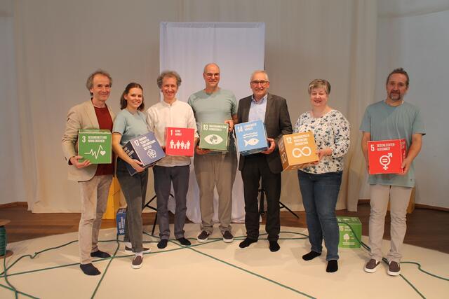 Von links: Künstlerischer Leiter Stephan Eckl, Schauspielerin Marina Igelspacher, Regisseur Giorgio Buraggi, Komponist Fred Brunner, stellvertretender Landrat Hubert Kraus, Werkleiterin des Abfallwirtschaftsbetriebes des Landkreises Augsburg Daniela Bravi und Schauspieler Michael Gleich | Foto: Tanja Karaman