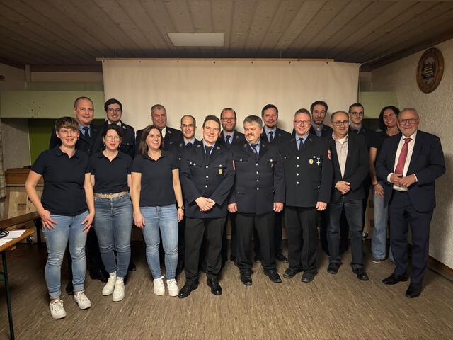 1. Reihe v.l.: Monika Appel, Anna-Lena Manhart, Ulrike Gschwandner, Florian Gschwandner, Florian Lunglmeir, Thomas Schäffer, Peter Meitinger, Bürgermeister Klaus Habermann; 2. Reihe v.l.: Dieter Saliger, Roman Schoder, Otto Heizer, Andreas Bengeser, Martin Wörle, Dominik Dollinger, Jens Simmeth, Elias Lenz sowie Isabel Burkhard