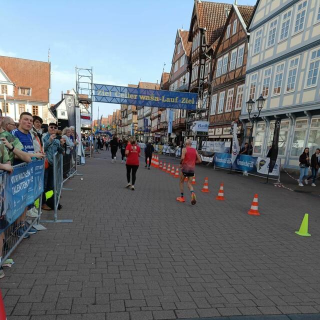 10 km: Der #Spargelsprinter zehn Meter vor der Ziellinie (Bildmitte, neben dem roten Hütchen, dunkle Sportkleidung)