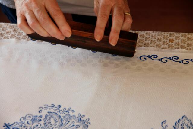 Beim Aufsetzen der Druckmodel ist Fingerspitzengefühl gefragt; mit ein wenig Übung geht es aber gut von der Hand. | Foto: Alexander Smit