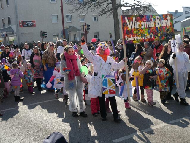 "Wir sind bunt!" war das Motto vom Kinderhaus und Conti am Ballonstartplatz  | Foto: Kinderhaus
