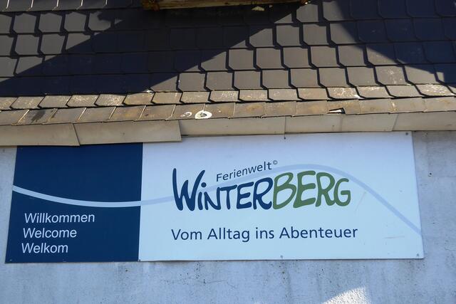 Ein Werbeschild zur „Ferienwelt Winterberg – Vom Alltag ins Abenteuer.“