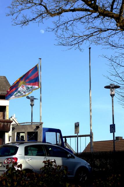 Die Tibet-Flagge am Marktplatz von Battenberg (Eder) unter dem zunehmendem Mond.