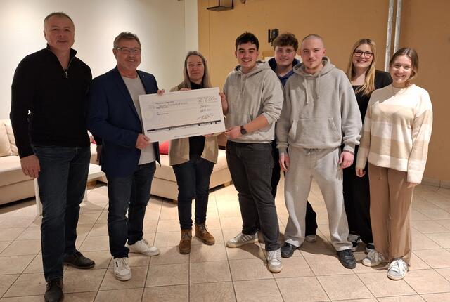 Das Bild zeigt: (von links) Fritz Kinzel, Friedrich Kosak, Martina Wenni-Auinger und das Team des Jugendbistros.  | Foto: Stadt Burgau