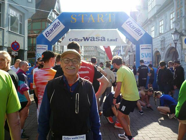 10 km: Der Spargelsprinter genießt die Stimmung und das herrliche Wetter.
