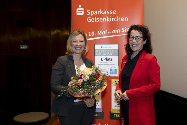 Über einen unterhaltsamen Vortrags- und Kino-Abend unter dem Titel „FokusFrau: Meine Finanzen – Mein Ding“ freute sich Stephanie Olbering, Vorständin der Sparkasse Gelsenkirchen (r.) gemeinsam mit Jeannine Hennes von der DekaBank (l.).
 | Foto: Sparkasse Gelsenkirchen