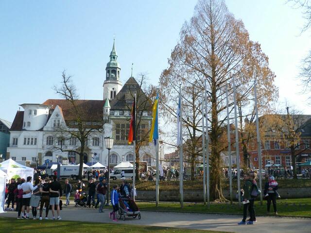 Rechts vom Bomann-Museum befindet sich die Straße mit dem Namen „Stechbahn“. Auf diesem Parcours haben sich „Ritter“ Sport betrieben und sich gegenseitig mit einer Lanze vom Pferd geholt.

