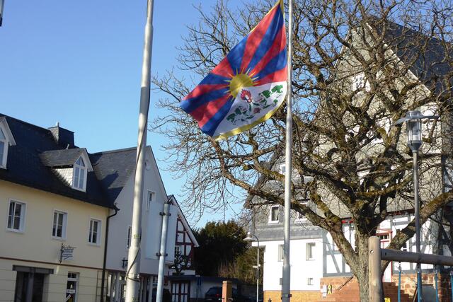 Die Tibet-Flagge weht am Battenberger Marktplatz im Gedenken an der Volksaufstand vom 10.03.1959.