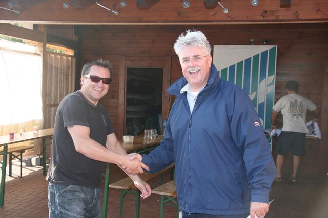 "25 Jahre surf-club-peine" 1. Vorsitzender Thomas Meyer (r.) gratuliert Adrian Nietsch (l.), kaum 2 Jahre aktiv dabei, zu einem Erfolg bei der Clubregatta 2009