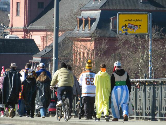 Ab nach Mainz - da gibt es einen Karnevalszug.