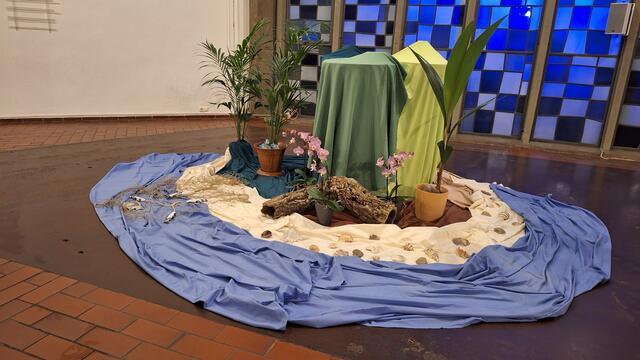 In der Kirche war eine Südseeinsel aufgebaut mit Palmen, Strand und Meer. | Foto: Mechthild Klenner