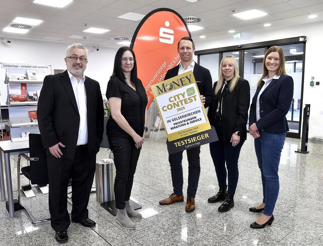 Geschäftsstellenleiter Nils Kaak (M.) und sein Team freuen sich stellvertretend für die Sparkasse Gelsenkirchen über die Auszeichnung für die beste Service- und Beratungsqualität in Gelsenkirchen. Zum fünften Mal in Folge konnte die Sparkasse überzeugen und erreichte den ersten Platz beim „Focus Money CityContest“. | Foto:  Sparkasse Gelsenkirchen