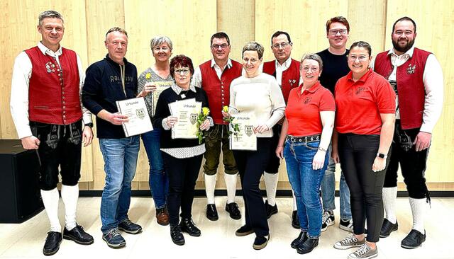 Ehrende und Geehrte bei der Jahreshauptversammlung der Meitinger SGL Kapelle: links nach rechts: Ulrich Spiegel, Marco Barnickel, Angela Träger, Maria Wagner, Ulrich Riemensperger, Claudia Riemensperger, Johannes Stuhler, Claudia Buchschuster, Manuel Schaffer, Anna Träger, Tim Moderer.
 | Foto: Peter Heider