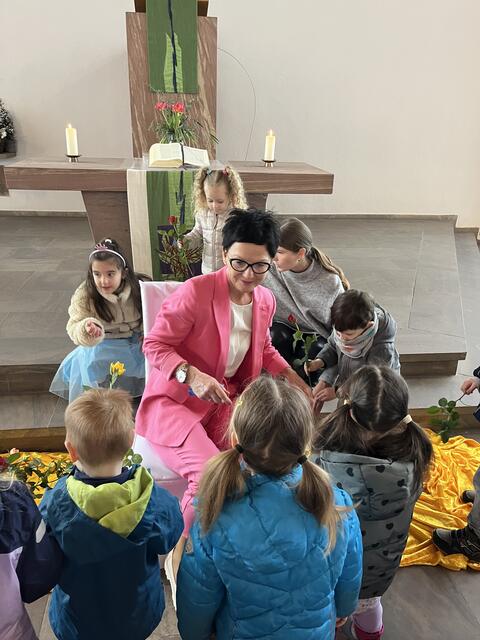 Mit einer Rose verabschiedeten sich alle Kinder von ihrer Erzieherin Heike Barnstorff | Foto: Thomas Peters