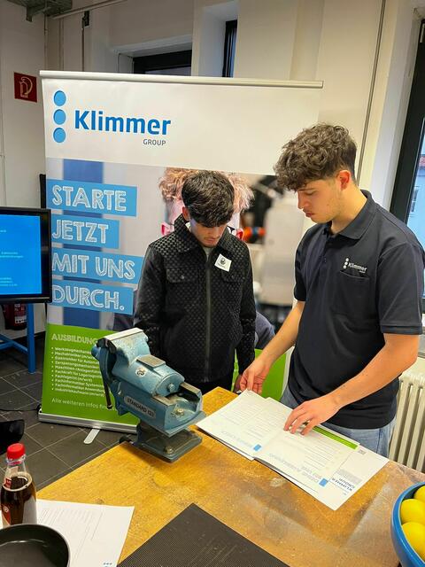 Reality-Check in der Schule: Einige Unternehmen bringen Gerätschaften mit, um den Schülern einen authentischen Einblick in den Beruf zu ermöglichen. | Foto: Tony Rausch, Wirtschaftsjunioren Günzburg