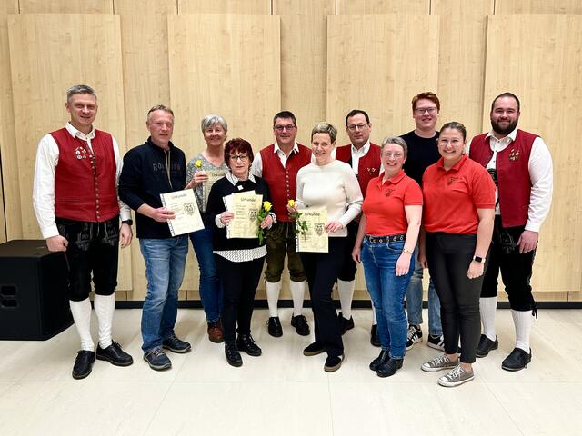 Auf dem Foto Vorstandschaft und Geehrte bei der Jahreshauptversammlung (von links nach rechts):
Ulrich Spiegel, Marco Barnickel, Angela Träger, Maria Wagner, Ulrich Riemensperger, Claudia Riemensperger, Johannes Stuhler, Claudia Buchschuster, Manuel Schaffer, Anna Träger, Tim Moderer

 | Foto: Patrizia Lofner