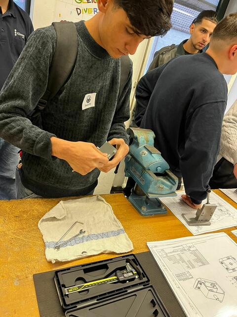 Einfach mal ausprobieren: Die praktischen Einblicke beeindrucken die Schülerinnen und Schüler sehr. | Foto: Tony Rausch, Wirtschaftsjunioren Günzburg