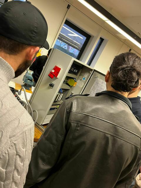 Die Schülerinnen und Schüler dürfen ihre Fragen direkt an die Ausbilder richten. | Foto: Tony Rausch, Wirtschaftsjunioren Günzburg