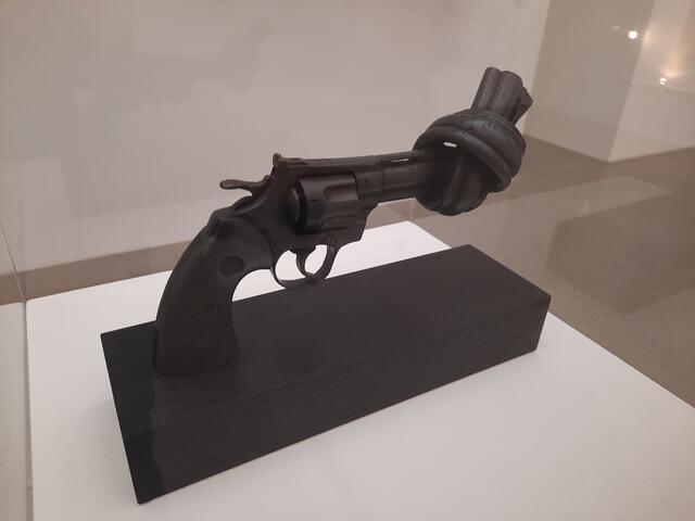 Non Violence, ohne Jahresangabe (Gewaltlosigkeit). Carl Fredrik Reuterswärd.- Sprengel-Museum Hannover. | Foto: R.S. auf 🚲-Tour. - Fotografiert auf der 1. K³-Radtour 2025