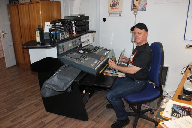 Der Referent des Vortrags "Exoten im Äther" Dr. Alexander Hölzle. Hier am Mischpult von Radio "Fantasy", das der Sender schon vor einigen Jahren dem Radio- und Telefonmuseum überlassen hat. Kann den Vortragstermin jetzt doch wahrnehmen. | Foto: Bild: Otto Killensberger