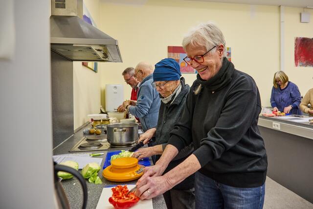 Der Kochkurs schafft Begegnungsmöglichkeiten für Seniorinnen und Senioren im Quartier, denen gleichzeitig eine ausgewogene Ernährung nähergebracht wird.  | Foto: Vonovia/Carmen