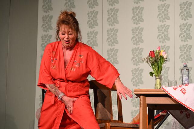 Szenenfotos von der Premiere des neuen Stückes "Hausfreunde".