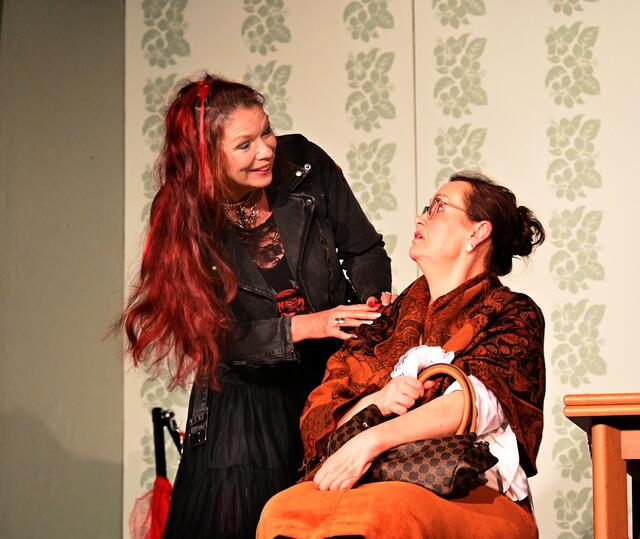 Szenenfotos von der Premiere des neuen Stückes "Hausfreunde".