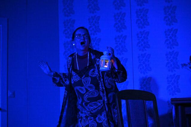 Szenenfotos von der Premiere des neuen Stückes "Hausfreunde".