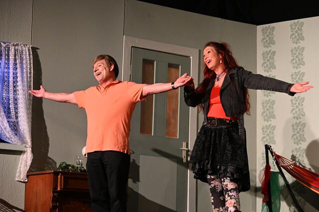 Szenenfotos von der Premiere des neuen Stückes "Hausfreunde".