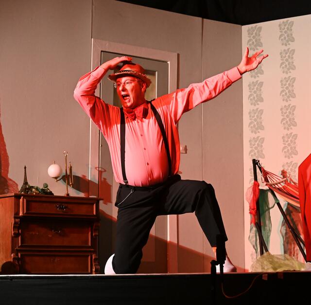 Szenenfotos von der Premiere des neuen Stückes "Hausfreunde".