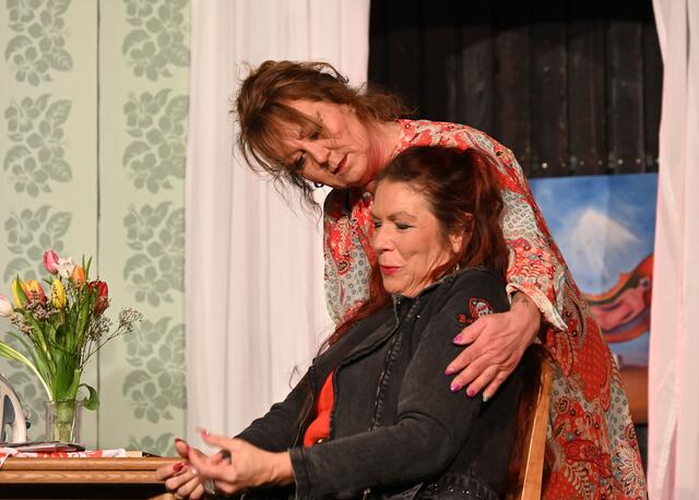 Szenenfotos von der Premiere des neuen Stückes "Hausfreunde".