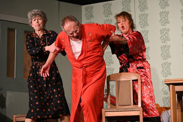 Szenenfotos von der Premiere des neuen Stückes "Hausfreunde".