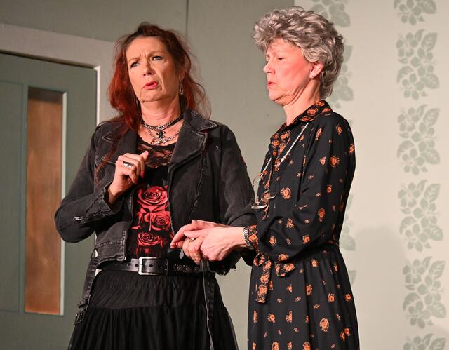 Szenenfotos von der Premiere des neuen Stückes "Hausfreunde".