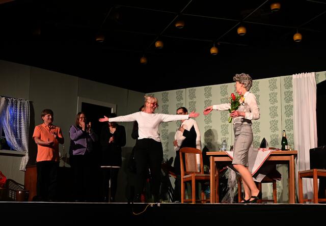 Szenenfotos von der Premiere des neuen Stückes "Hausfreunde".