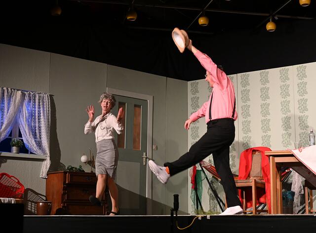 Szenenfotos von der Premiere des neuen Stückes "Hausfreunde".