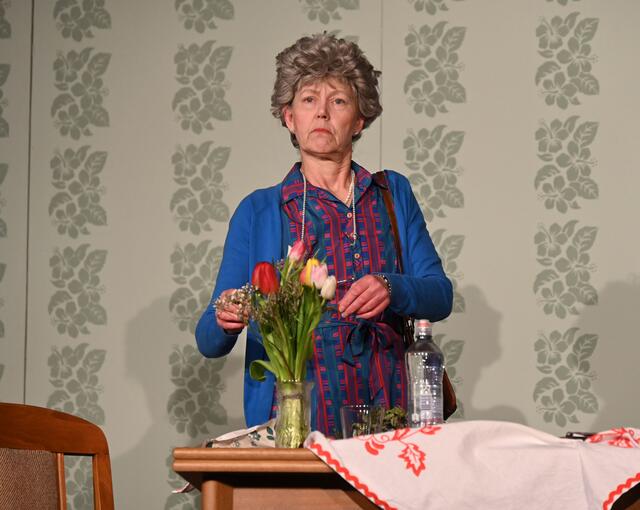 Szenenfotos von der Premiere des neuen Stückes "Hausfreunde".