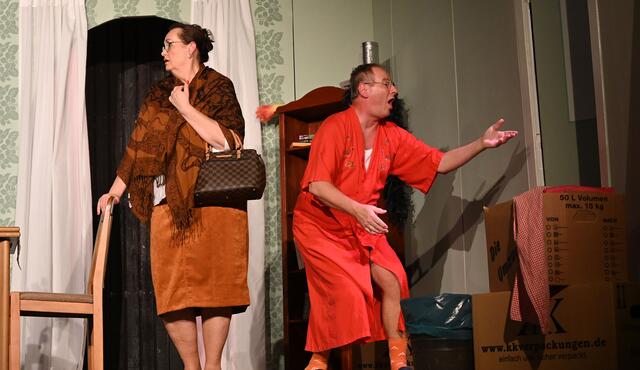 Szenenfotos von der Premiere des neuen Stückes "Hausfreunde".