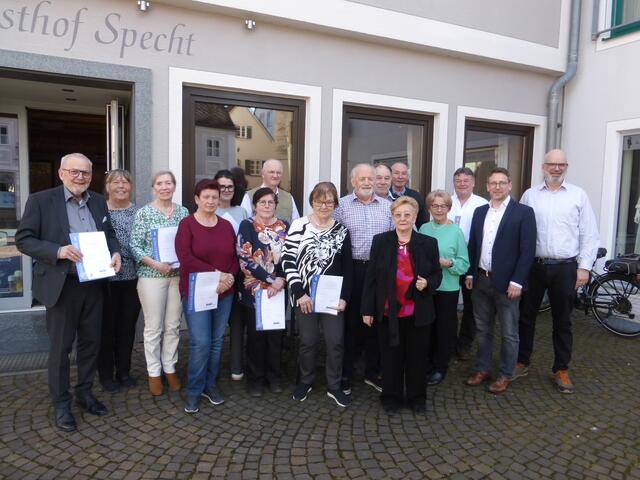 Die Jubilare: von links Klaus Habermann 1.Bürgermeister 40 Jahre, Gertrud Gokorsch, Vorsitzende OV Friedberg und Kreisvorsitzende, Sonja Salzmann 20 Jahre, Ursula Hoffmann 20 Jahre, Petra Geißler 10 Jahre, nicht im Bild Geißler Arno 30 Jahre, Ursula Merz 20 Jahre, Gerhard Fronhoff 20 Jahre, Waltraud Baumann 10 Jahre, Wolfgang Kragl, stv. Vorsitzender 10 Jahre, Josef Ostermayr 10 Jahre, Gertraud Neumair, Vorsitzende, Wilhelm Gutmann 20 Jahre, Karin Schlickenrieder 20 Jahre, Fritz Ertl 40 Jahre, Josef Dussmann, 2. Bürgermeister, Marco Laves, Stadtrat, Referent für Soziales, Senioren und Integration, Anna Mair 20 Jahre (nicht im Bild)
Bild: OV Aichach