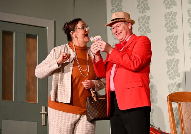 Szenenfotos von der Premiere des neuen Stückes "Hausfreunde".