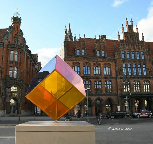 Hannover entdecken (Foto: Katja Woidtke)

Diamant II von Sanford Wurmfeld strahlt wieder in Hannover - im Hintergrund sind die ehemalige Ratsapotheke (links) und das Alte Rathaus zu sehen | Foto: Katja Woidtke