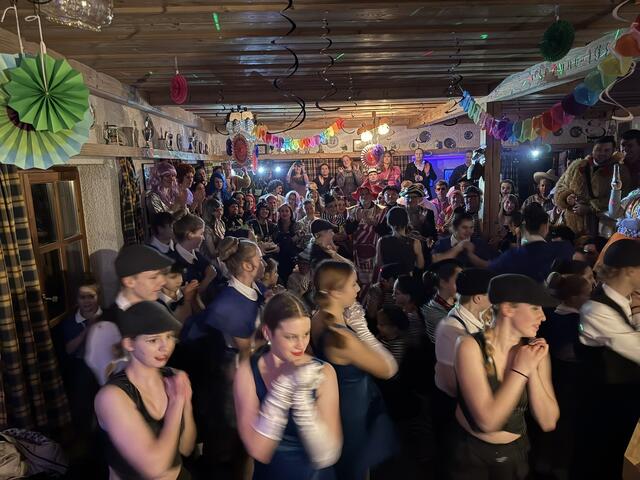 Brechend voll war das Tennisheim als auch noch die Jugendpaartalie auftrat