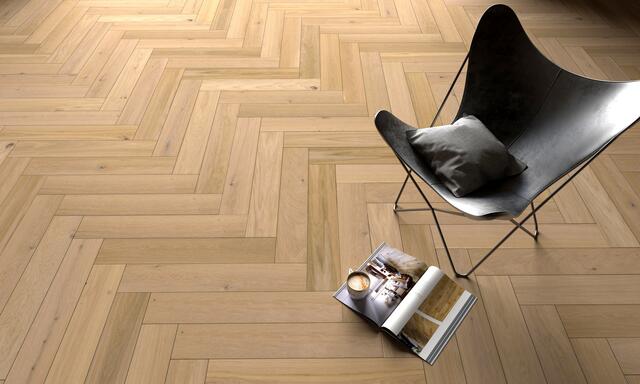 Echtes Parkett, hier im klassischen Fischgrät-Muster, steht für Natürlichkeit und Langlebigkeit.
 | Foto: DJD/www.türenheld.de