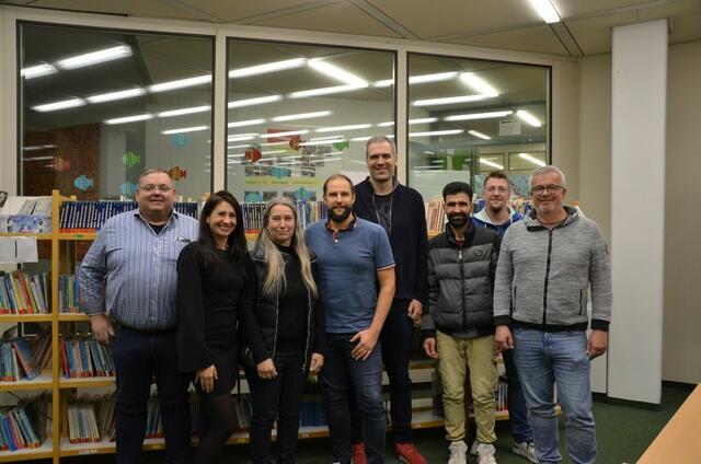Die Vorstandschaft des Fördervereins der Grundschule Burgau besteht aus Ludwig Glink (Vorsitzender), Ramona Nahirni-Vogg (Beisitzer), Martina Wenni-Auinger (Schriftführerin), Bernd Burkhard (Stellvertretender Vorsitzender seit 11/2024), Michael Felcini (Beisitzer), Sayed Langre (Beisitzer), Marc Müller (scheidender Stellvertretender Vorsitzender), Martin Jerchel (Beisitzer), Danijela Wiedenmann (Kassiererin, nicht auf dem Foto) und zusätzlich (nicht auf dem Foto) den Vertreterinnen der Schule Sabine Maar (Rektorin), Kathrin Lattus (Konrektorin), Brigitte Gerstmayer (Lehrerin), Nicole Jendruscsik-Just (Lehrerin) | Foto: Grundschule Burgau