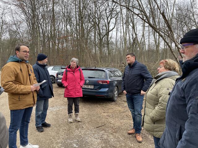 Grünen-Abgeordneter Max Deisenhofer (links) beim Vor-Ort-Besuch in Leipheim, wo einer der Flutpolder an der Donau gebaut werden soll.  | Foto: Nadine Rau