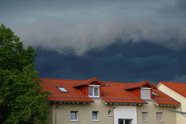 Bei der Planung und dem Bau eines neuen Eigenheims sollte man an Schutz und Sicherheit bei Starkregen oder Hitzewellen denken.
 | Foto: DJD/Bauherren-Schutzbund/Getty Images/Liudmila Kiermeier