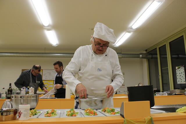 Den fruchtigen Papaya-Erdnuss-Salat für das Zwischengericht hat Otto Killensberger angerichtet . 