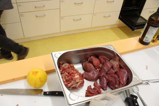 Die Taubenbrüstchen und Taubenkeulen nach dem Parieren.