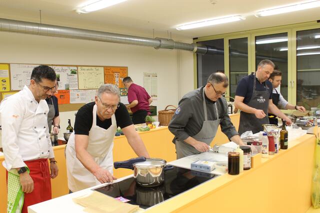 Jeder der Kochbrüder hatte an diesem Abend immer etwas zu tun.
